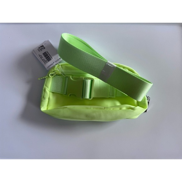 New Lululemon Everywhere Belt Bag Neon Adjustable Strap FZAP NWT - Picture 4 of 9
